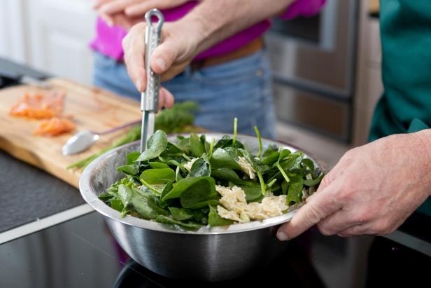 Gartenfrisch aus dem Kochsalon: Cremiger Nudelsalat mit Mini-Gurken und Räucherlachs