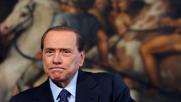 Silvio Berlusconi vor einem unscharfen Gemälde.