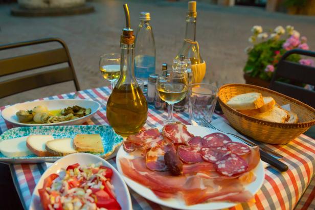 Weißwein und leckere italienische, hausgemachte Snacks.