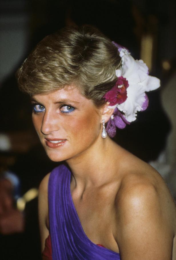 Ein Porträt von Prinzessin Diana mit Blumen im Haar und einem violetten Kleid.