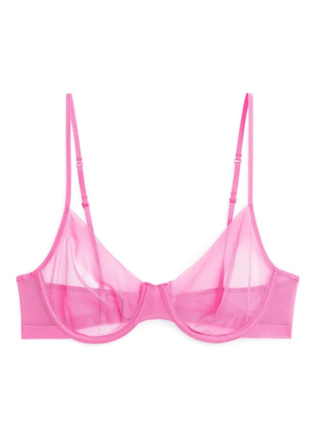 Ein pinkfarbener, durchsichtiger BH vor einem weißen Hintergrund.