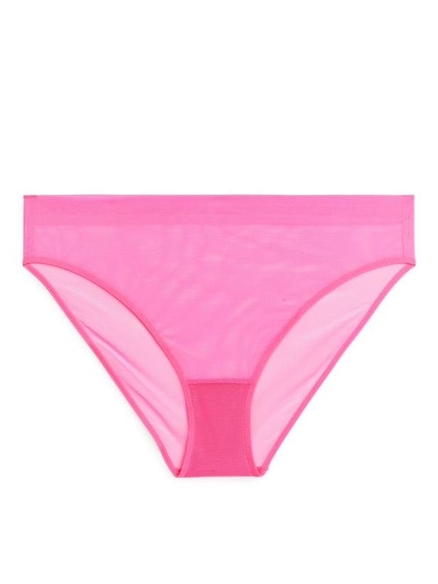 Ein pinkfarbener Damen-Slip aus transparentem Stoff.
