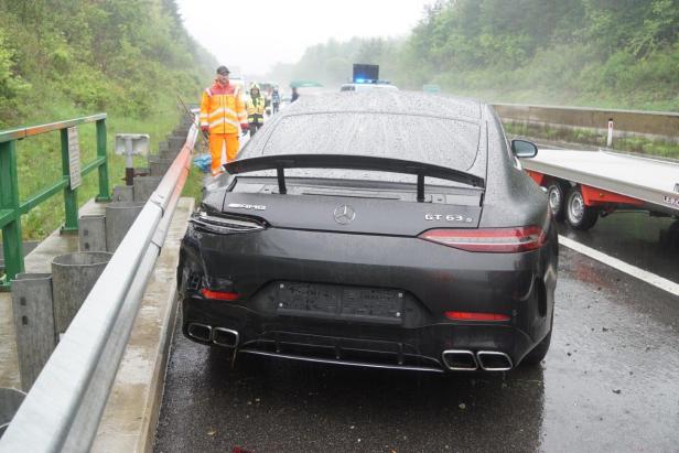 Kontrolle über 630-PS-Boliden verloren: Sportwagen auf A2 geschrottet