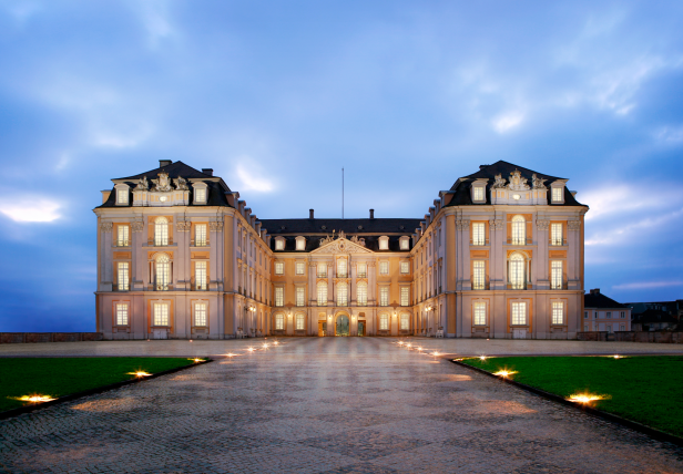 Das erleuchtete Schloss Favorite in Ludwigsburg bei Dämmerung.