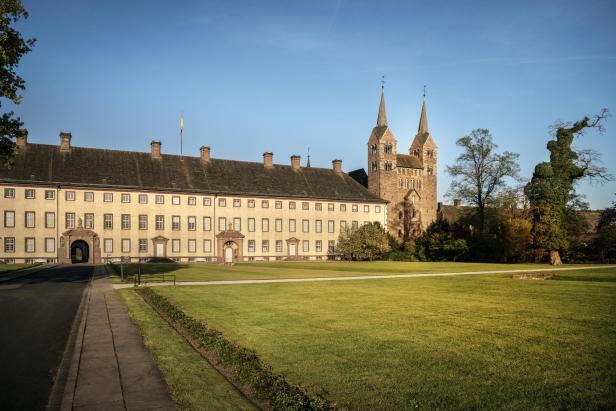 Das Kloster Corvey mit seiner markanten Doppelturmfassade und weitläufigen Grünflächen.