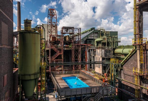 Industrieanlage Landschaftspark Duisburg-Nord mit Person im Schwimmbad.