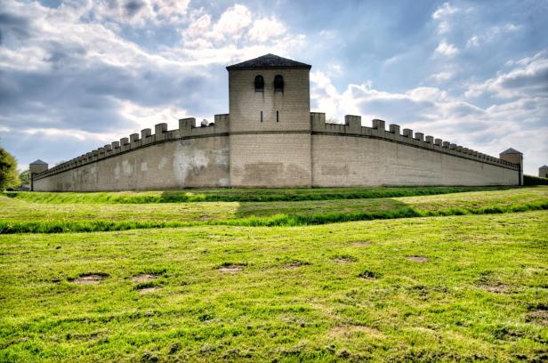 Die rekonstruierte römische Stadtmauer von Carnuntum in Österreich.