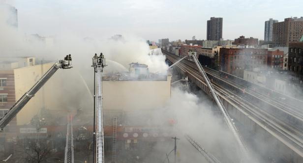 Feuerwehrleute bekämpfen einen Brand in einem Gebäude in der Stadt.