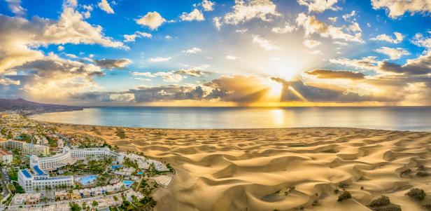 Blick auf die Dünen von Maspalomas auf Gran Canaria bei Sonnenuntergang.