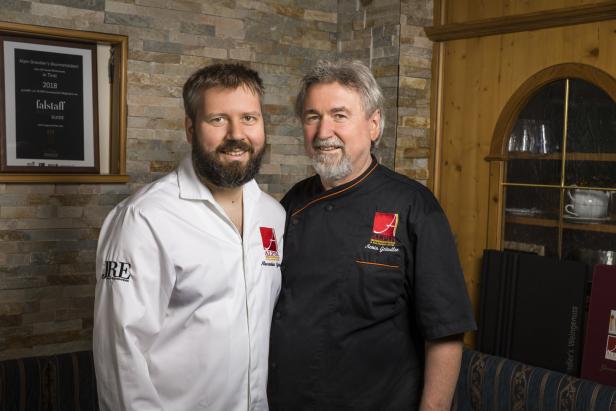 Die Köche Alexander und Armin Geisler vom Alpin Gründler's Gourmetstüberl stehen nebeneinander.