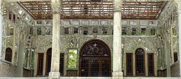 Der mit Spiegeln verzierte Iwan des Golestanpalastes in Teheran.