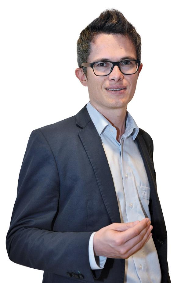 Klose Thomas, Chefredakteur Kärntner Regiolmedien Ein Mann mit Brille und Anzug lächelt in die Kamera.