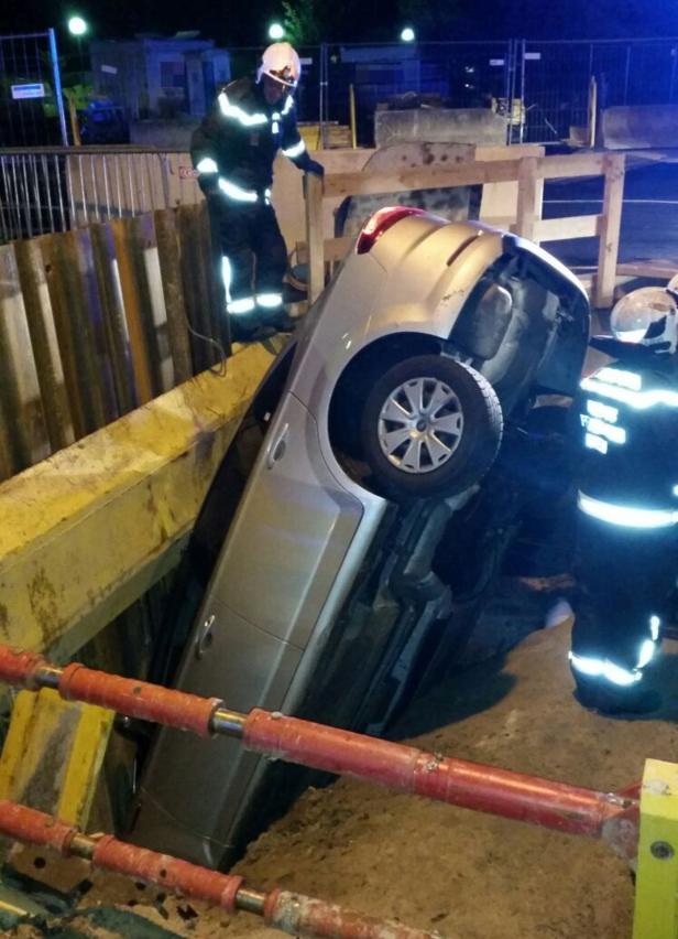 Taxilenker fiel mit Auto senkrecht in Baugrube