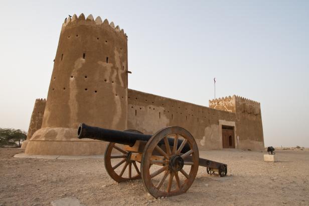 Eine Kanone steht vor dem historischen Fort Al Zubarah in Katar.