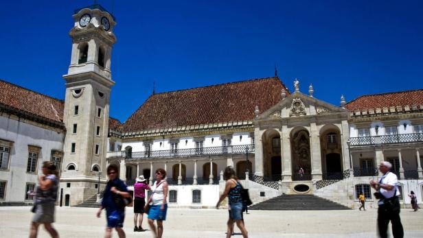 Der Uhrturm und der Innenhof der Universität von Coimbra in Portugal.