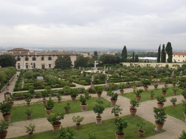 Blick über den Boboli-Garten in Florenz mit vielen Pflanzen und einem Brunnen.