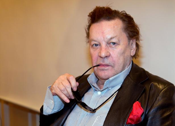 Walter Jens mit Brille in der Hand und einem roten Tuch in der Jackettasche.