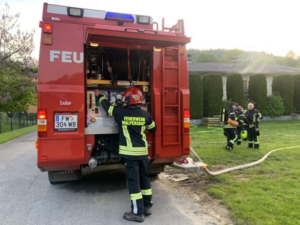 Wohnhausbrand im Bezirk Wr. Neustadt: Bewohner mussten ins Spital