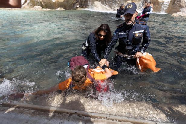 Klimaaktivisten schütteten schwarze Flüssigkeit in Trevi-Brunnen