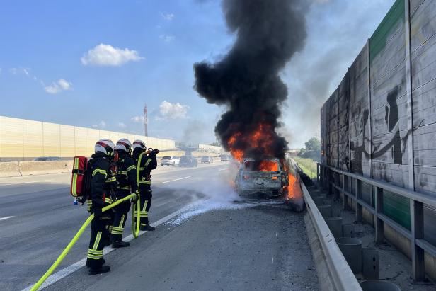 Kind aus Auto gerettet: SUV ging auf Südautobahn in Flammen auf