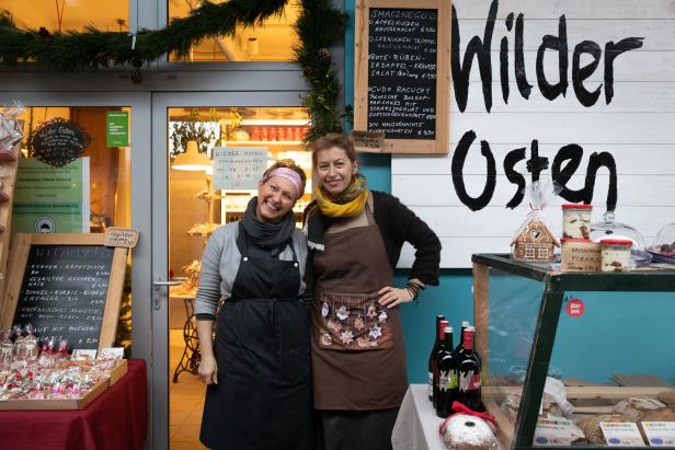 Zwei Frauen stehen lächelnd vor dem „Wilder Osten“, einem Geschäft mit polnischen Spezialitäten.