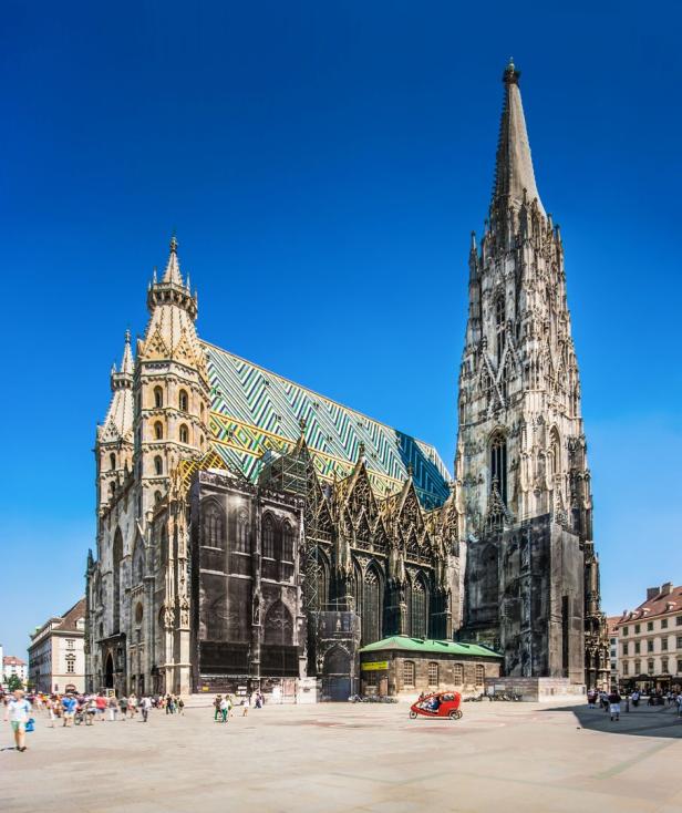 Der Stephansdom in Wien mit seinem markanten Dach und dem hohen Turm unter blauem Himmel.