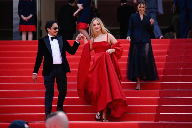 Jennifer Lawrence als Lady in Red in Cannes - nur die Schuhe irritieren