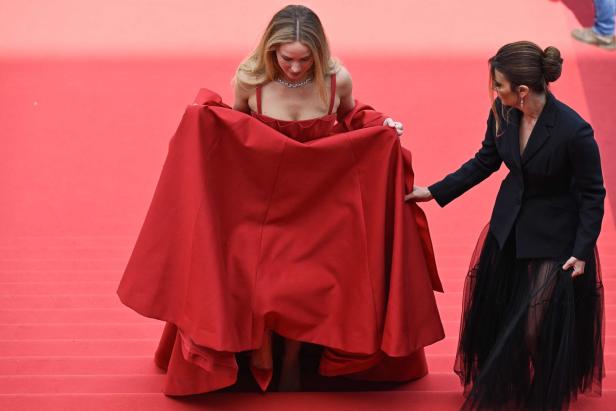 Jennifer Lawrence als Lady in Red in Cannes - nur die Schuhe irritieren