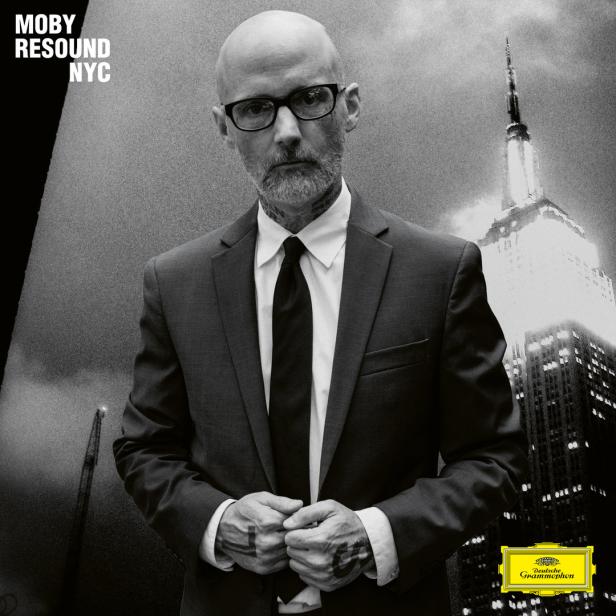 Moby vor dem Empire State Building in New York, im Hintergrund das Logo von Deutsche Grammophon.