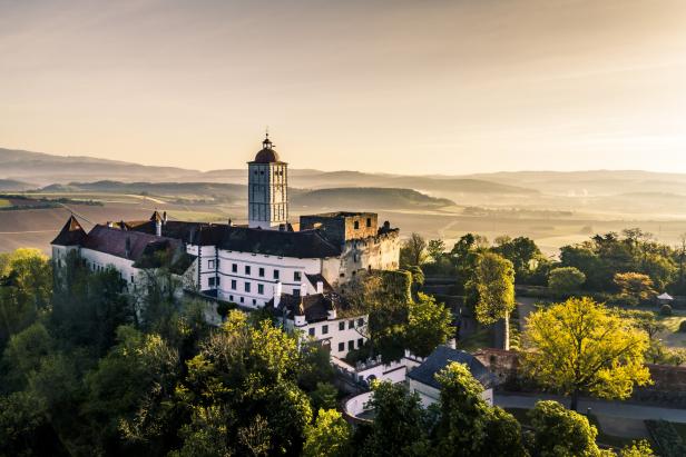 Luftaufnahme von Schloss Schallaburg in Niederösterreich bei Sonnenaufgang.