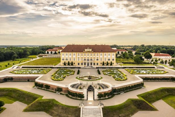 Das Schloss Hof mit seinem weitläufigen Garten und den kunstvollen Blumenbeeten.