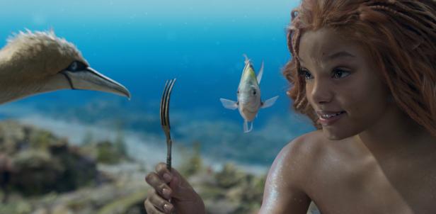 Arielle hält eine Gabel, während eine Seemöwe und ein Fisch zusehen.