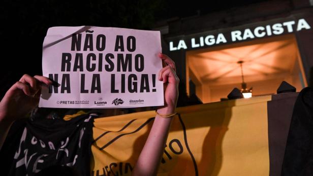TOPSHOT-FBL-BRAZIL-SPAIN-RACISM-VINICIUS-PROTEST
