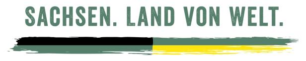 Das Logo von Sachsen mit dem Schriftzug „Sachsen. Land von Welt.“ und den Landesfarben.
