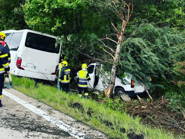 Crash bei Abfahrt von A2: Reisebus und Klein-Lkw landeten im Graben
