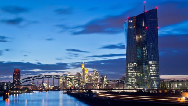 Die Skyline von Frankfurt am Main mit der Europäischen Zentralbank bei Nacht.