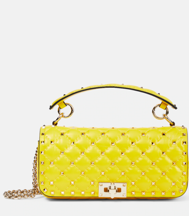 Die gelbe Valentino Schultertasche „Rockstud Spike Small“.