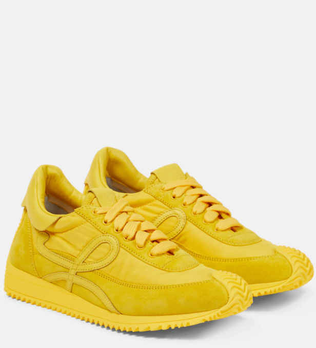Gelbe „Flow Runner“-Sneakers aus Veloursleder.