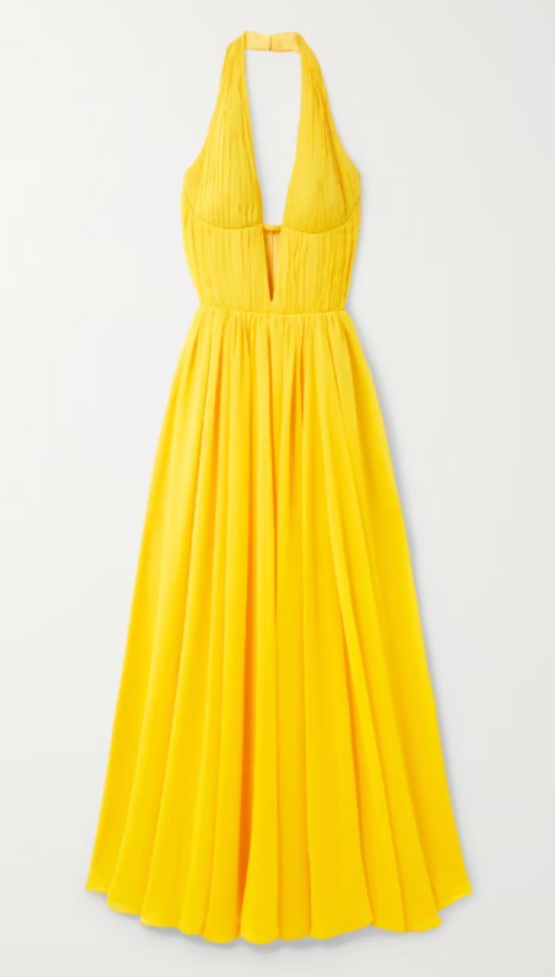 Ein gelbes Neckholder-Kleid vor einem weißen Hintergrund.