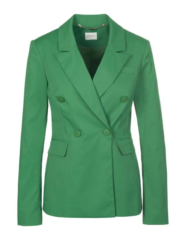 Ein grüner zweireihiger Blazer mit Reverskragen und Pattentaschen.