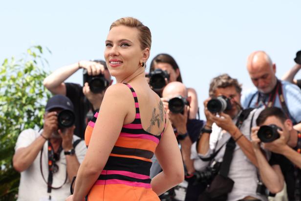 Scarlett Johansson präsentierte in Cannes ihr großes Rücken-Tattoo