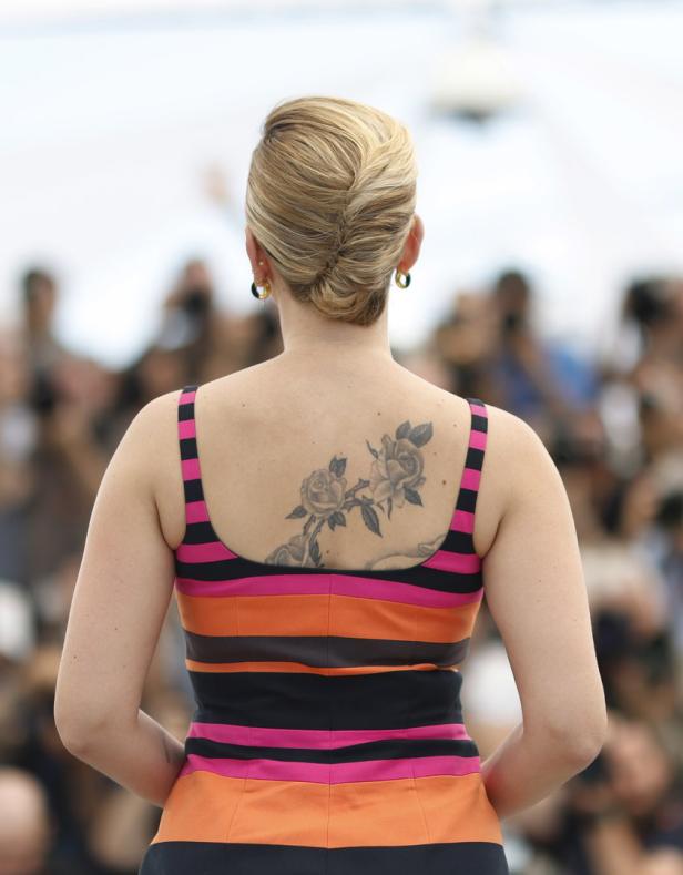 Scarlett Johansson präsentierte in Cannes ihr großes Rücken-Tattoo