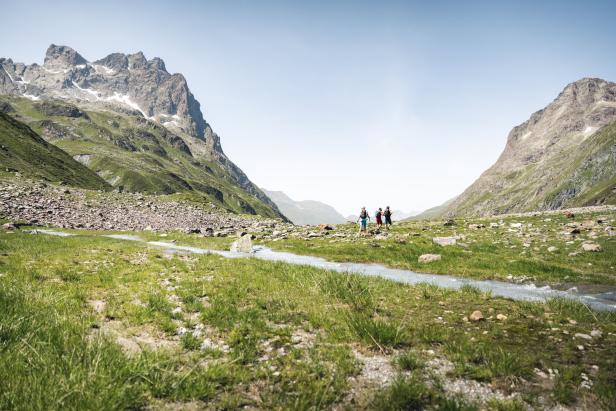 Von St. Anton erreicht man in etwa drei Stunden Gehzeit über das Fasultal die Konstanzerhütte.
