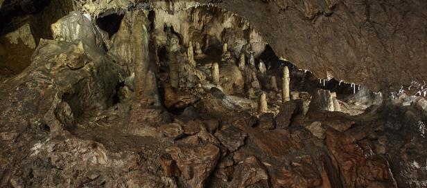 Das Innere einer Höhle mit Stalaktiten und Stalagmiten.