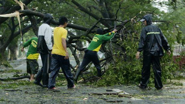 xyz Philippinen: 10.000 Menschen flüchten vor Taifun "Koppu"