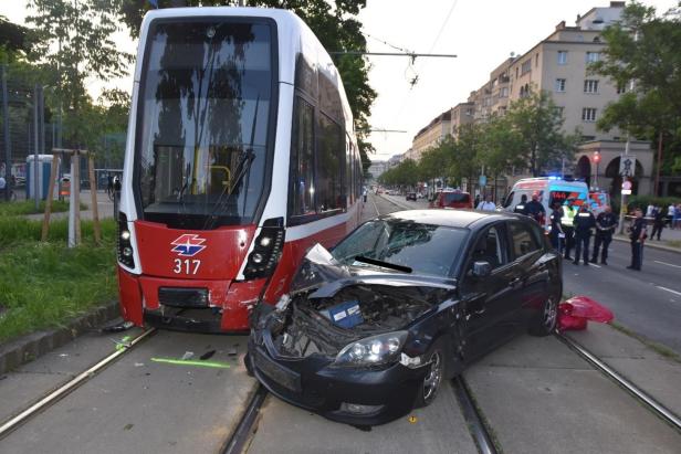 Unfall mit Straßenbahn in Wien: Pkw-Lenker stand unter Drogen