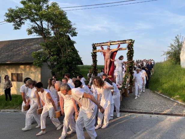 Nitsch-Pfingstfestspiele in Prinzendorf: Wein fließt, Blut spritzt