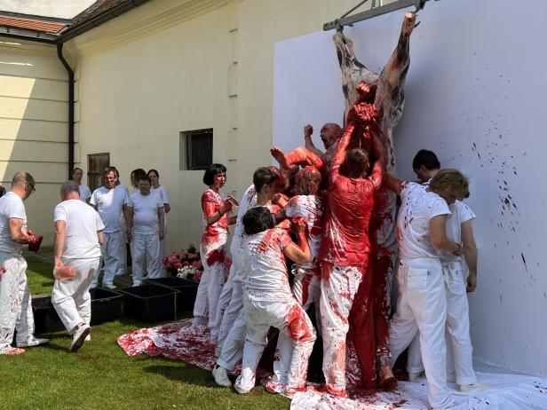 Nitsch-Pfingstfestspiele in Prinzendorf: Wein fließt, Blut spritzt