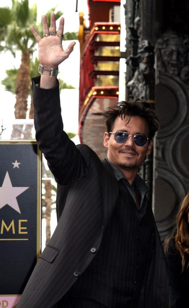 Johnny Depp winkt auf dem Hollywood Walk of Fame.