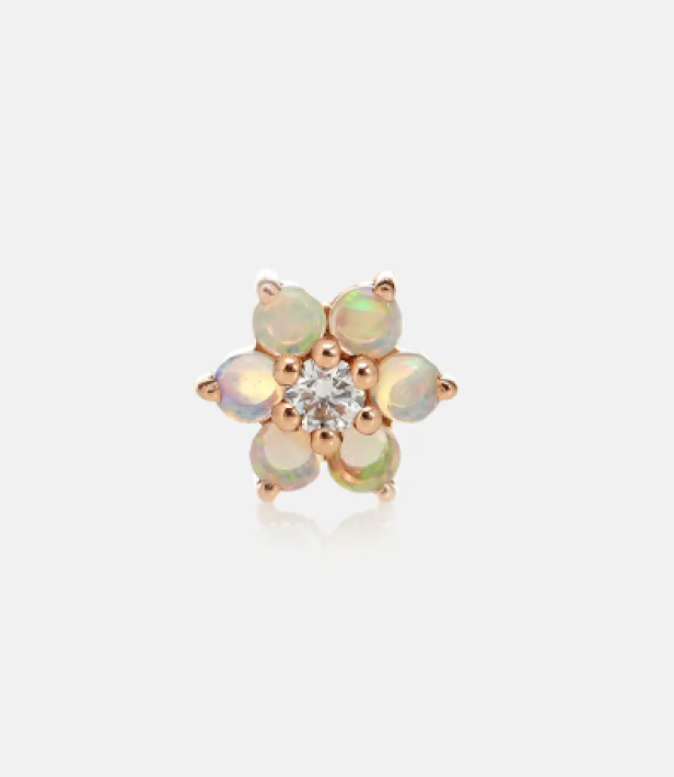Ein Ohrring in Form einer Blume mit Opalen und einem Diamanten in der Mitte.